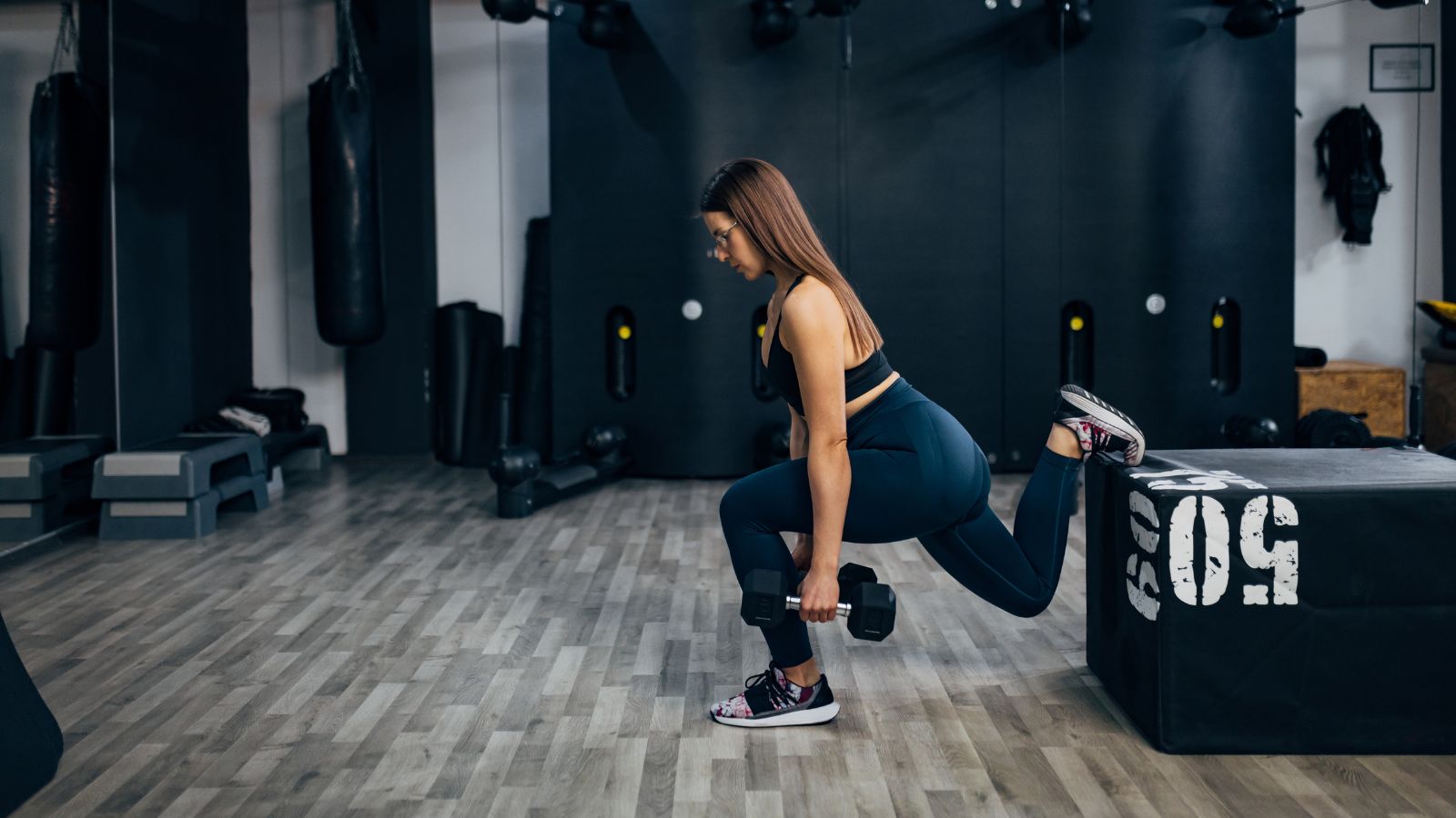 Bulgarian Split Squat là biến thể của lunges, giúp phát triển cơ mông và đùi hiệu quả, đồng thời cải thiện sự cân bằng cơ thể.