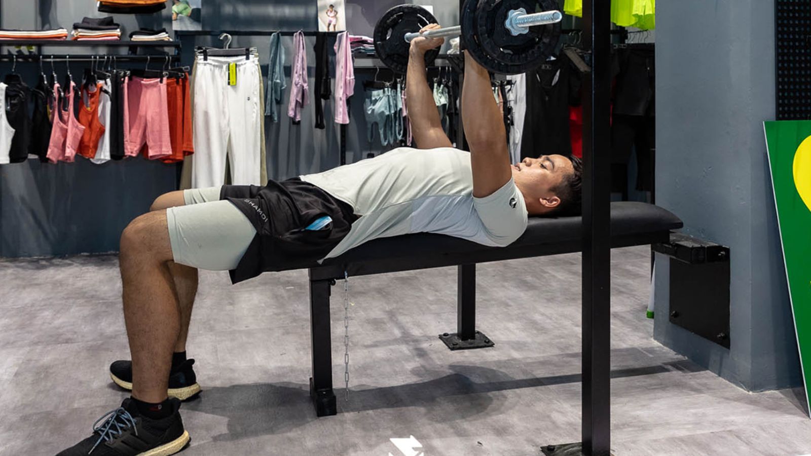 Shamdi là cái tên trong danh sách tìm kiếm các shop đồ tập gym nam với phong cách thể thao đường phố chất lừ.