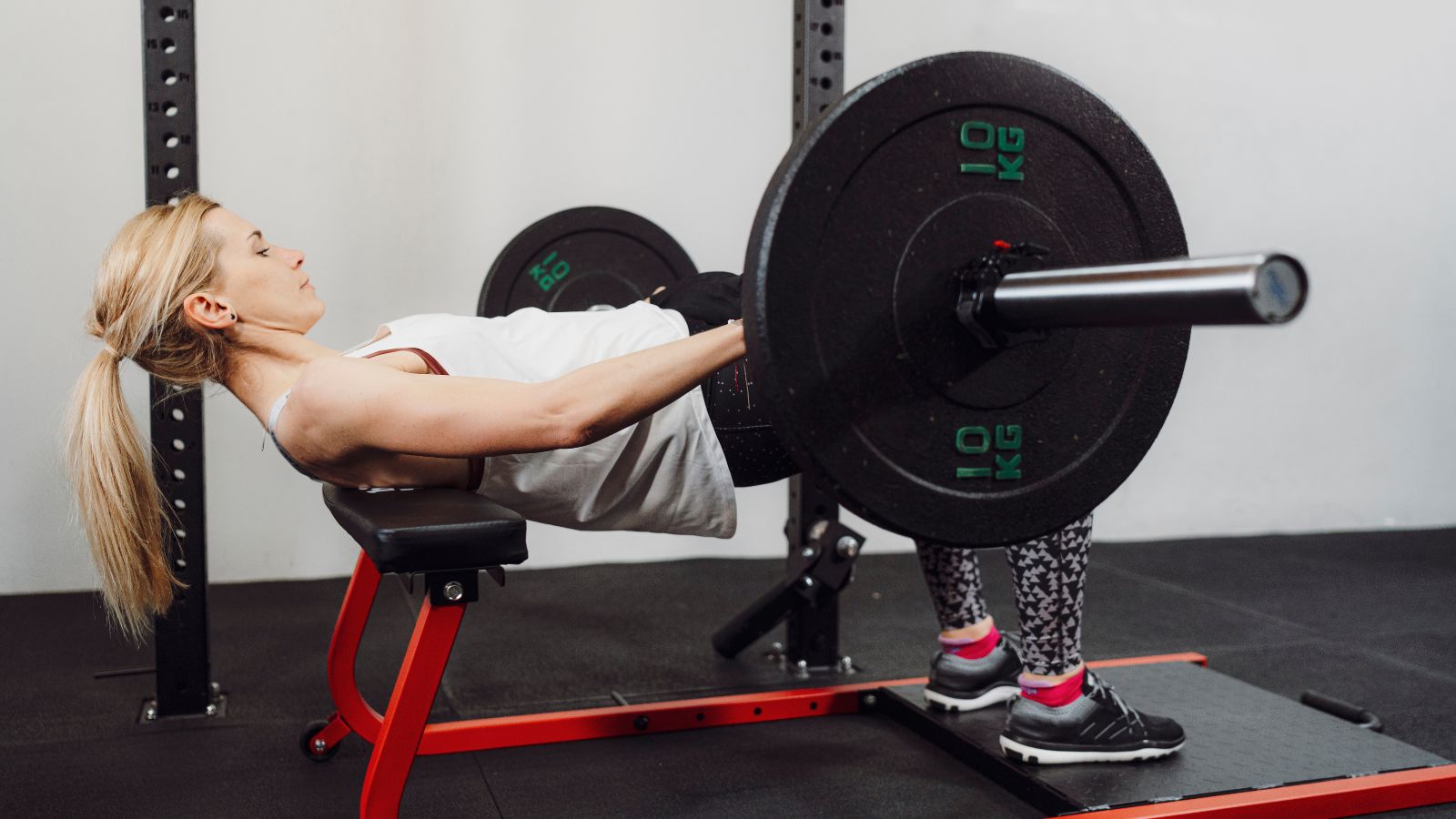 Hip Thrust là một trong những bài tập mông cho nữ tốt nhất, tập trung vào cơ mông, giúp tăng cường sức mạnh và độ săn chắc.