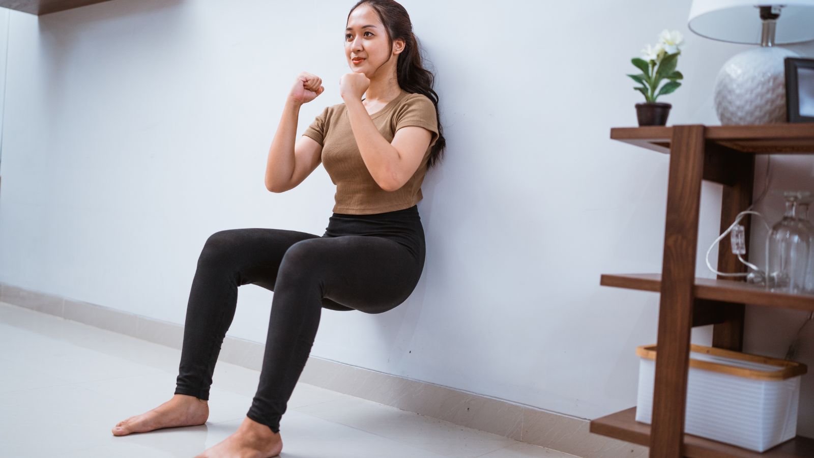 Wall sit giúp tăng cường sức mạnh cơ mông và đùi, đồng thời cải thiện sự bền bỉ của cơ bắp.