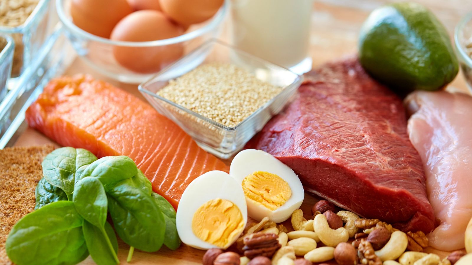 Protein là thành phần quan trọng giúp phát triển và phục hồi cơ bắp sau khi tập luyện.