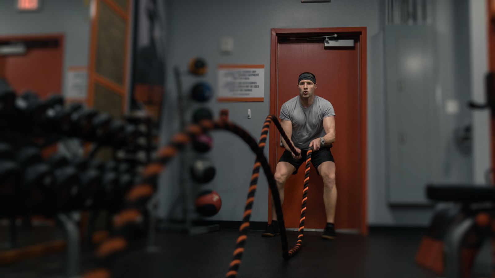 HIIT (High-Intensity Interval Training) là phương pháp tập luyện xen kẽ giữa các khoảng thời gian tập cường độ cao và giai đoạn nghỉ ngắn.