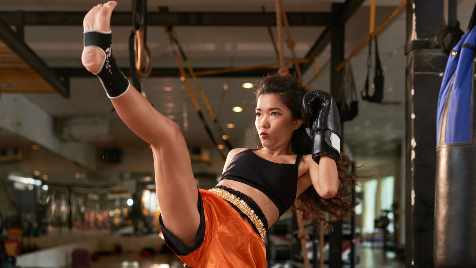 Bài tập kickboxing này giúp phát triển sức mạnh cho chân.